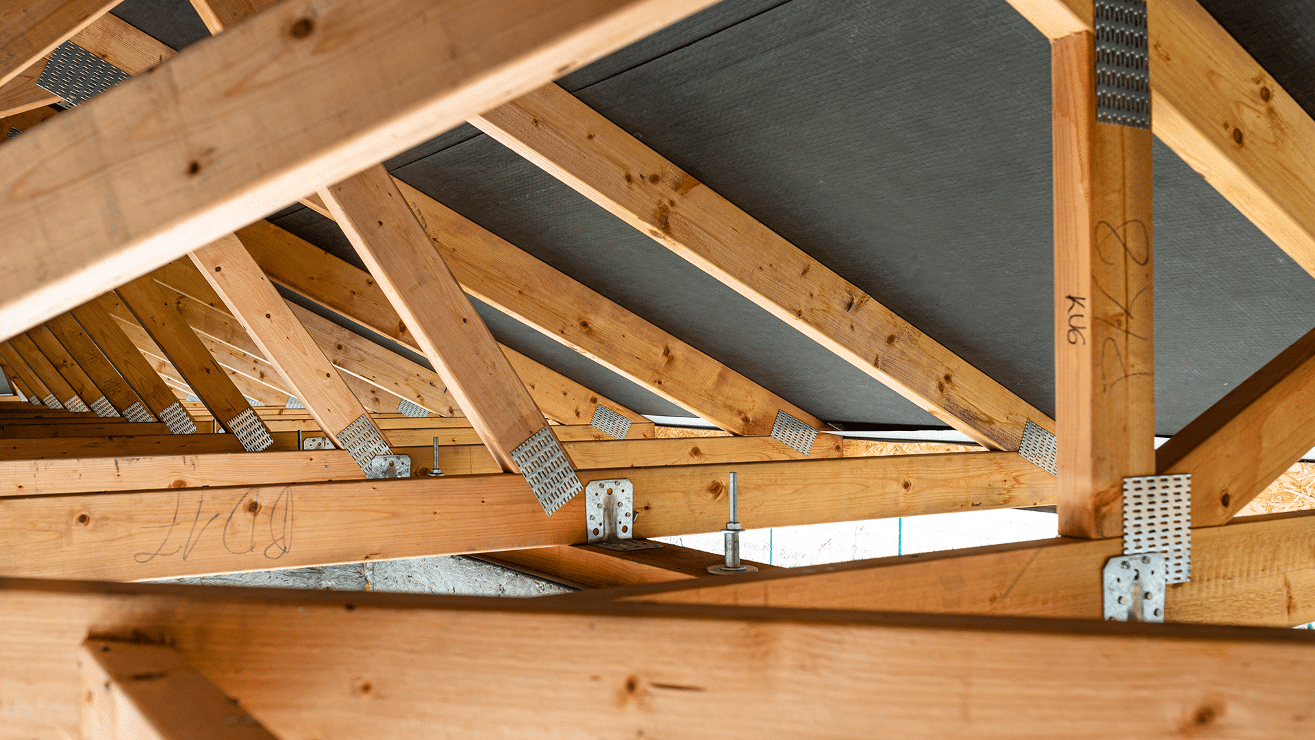 A megbízható tető építéséhez fontos a jó minőségű faanyag, a megfelelő szakember