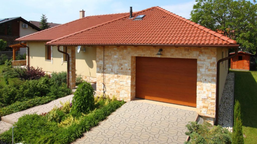 Natúr színű Renova tetőcseréppel fedett háztető, Íriszkő térkővel burkolt kocsibeállóval és udvarral. Natúr színű renova tetőcserép Íriszkő térkővel.