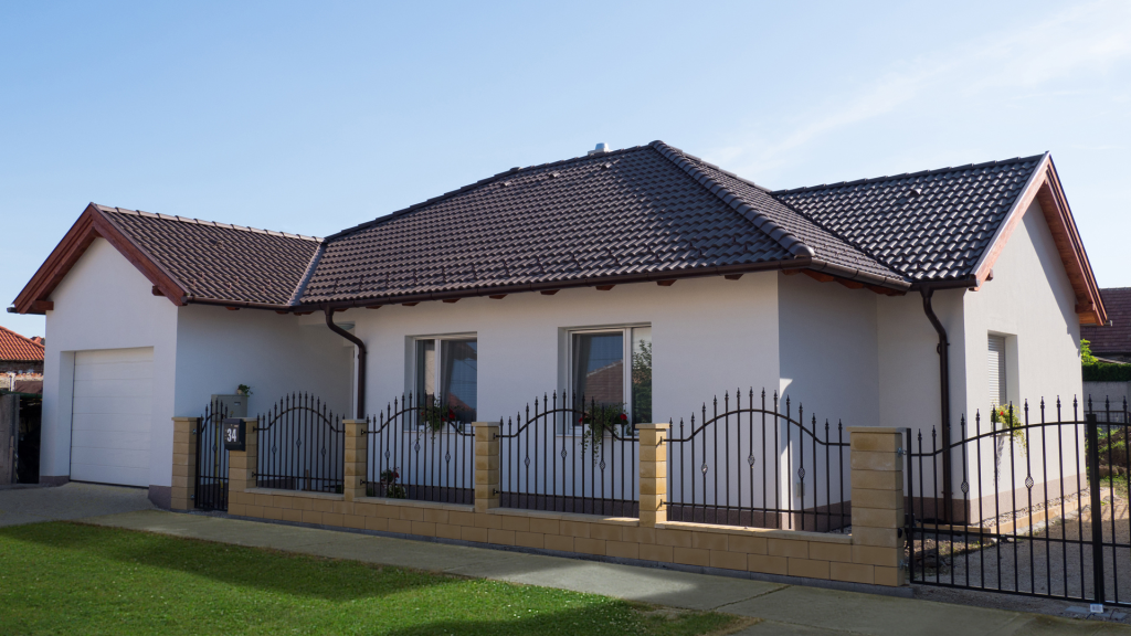 Fehér vakolatú ház sötétbarna színű Terrán Synus tetőcseréppel. Fehér vakolatú ház sötétbarna színű Terrán Synus tetőcseréppel.