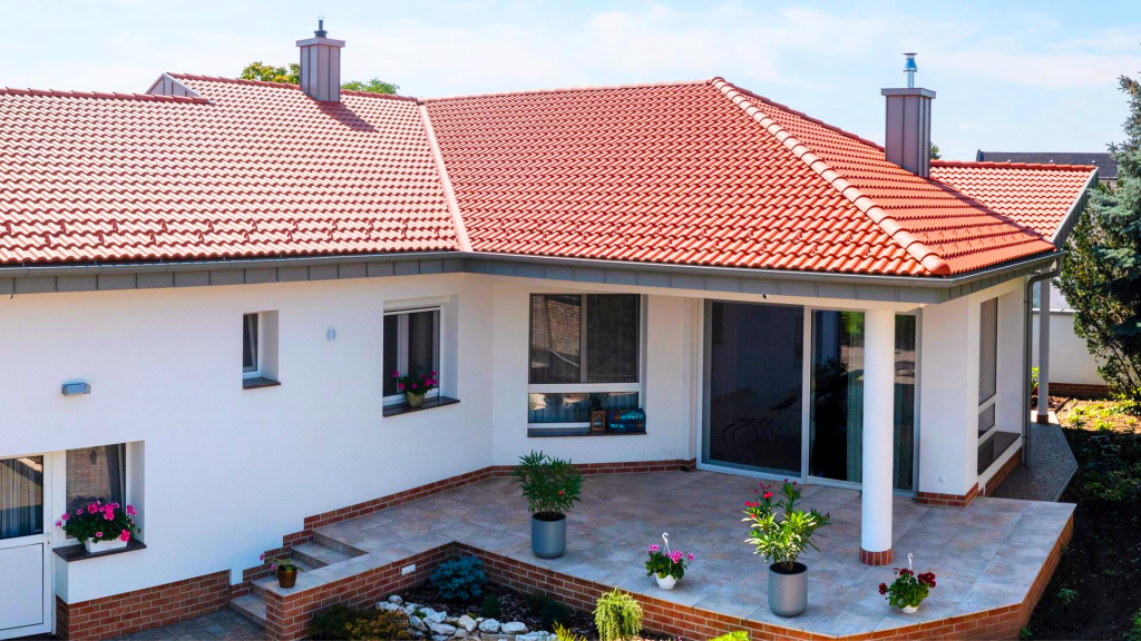 Fehér vakolatú ház tégla színű Terrán Synus tetőcseréppel. Fehér vakolatú ház tégla színű Terrán Synus tetőcseréppel.