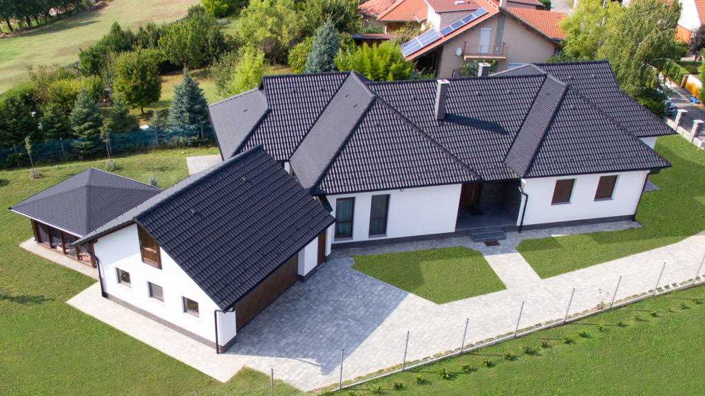 Terrán Synus szürke tetőcserép klasszikus jegyeket hordozó modern családi házon. Terrán Synus szürke tetőcserép modern családi házon.