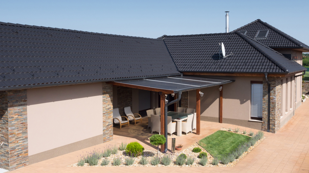 Terrán Synus szürke tetőcserép családi házon modern környezetben Terrán Synus szürke tetőcserép családi házon