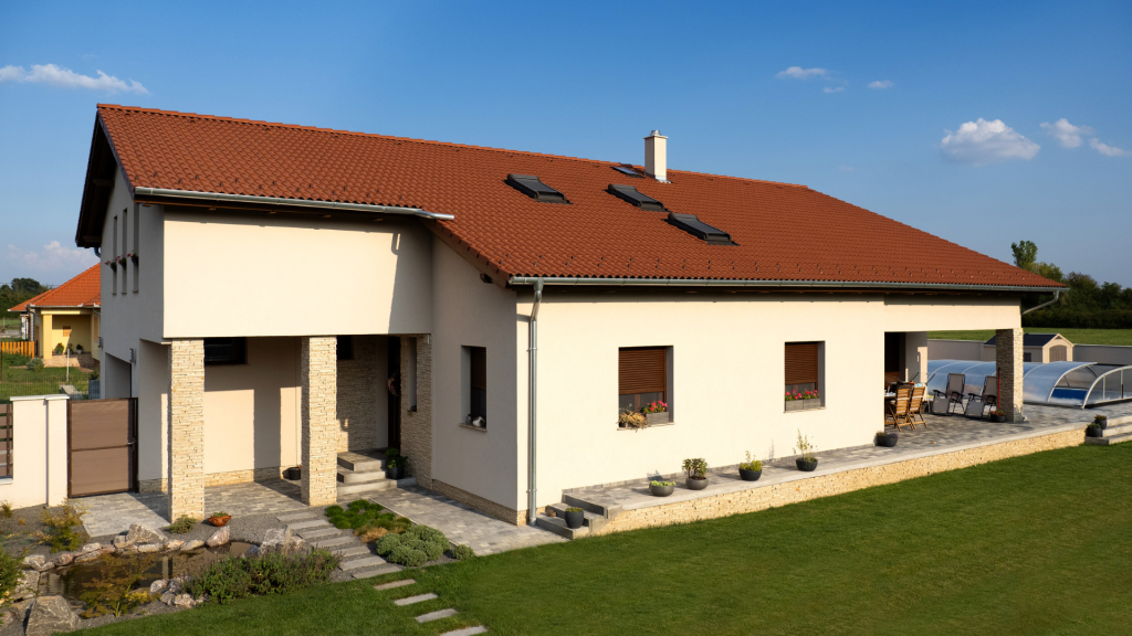 Danubia Natúr színű hullámos tetőcserép füvesített kerttel. Danubia Natúr színű hullámos tetőcserép füvesített kerttel.