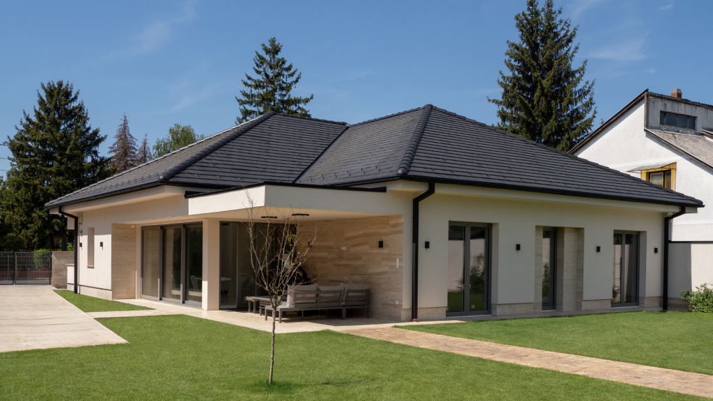 Terrán Generon tetőcserép újépítésű családi házon. Terrán Generon tetőcserép újépítésű családi házon.