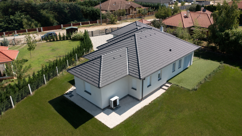 Terrán Synus Moon tetőcserép modern házon. Terrán Synus Moon tetőcserép modern házon.