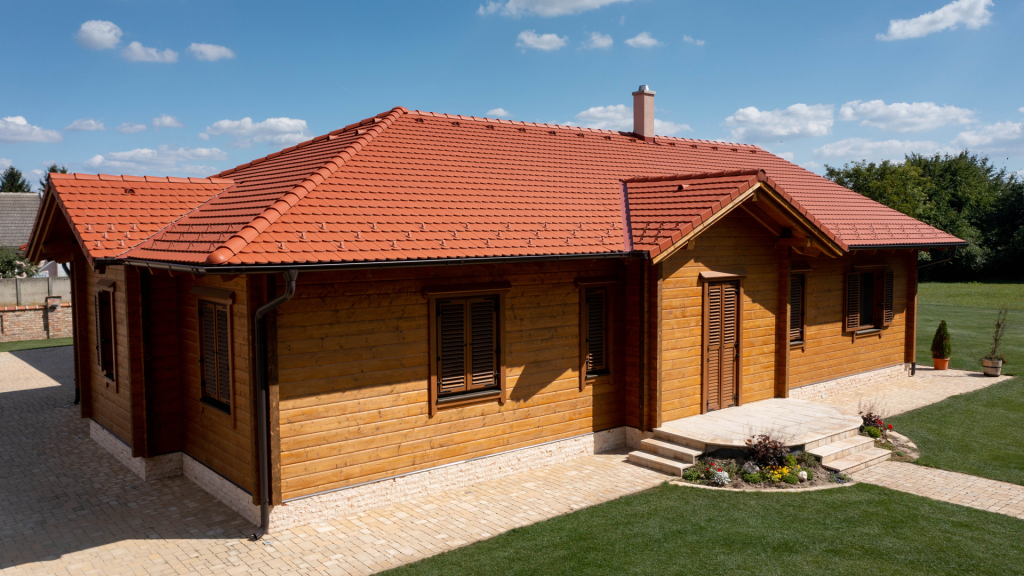 Terrán Rundo Korall Resistor tetőcserép vidékies hangulatú családi házon. Terrán Rundo Korall Resistor tetőcserép vidékies hangulatú családi házon.