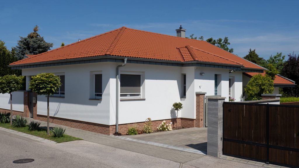 Synus Tégla fehérre vakolt családi házon. Synus Tégla fehérre vakolt családi házon.