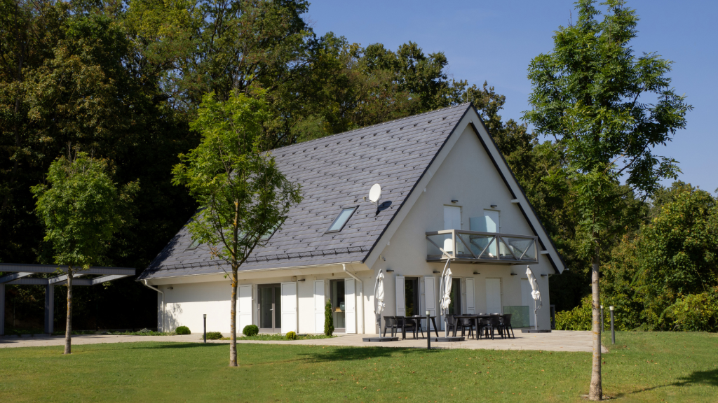 Zenit Max Granit tetőcserép zöld környezetben Zenit Max Granit tetőcserép zöld környezetben