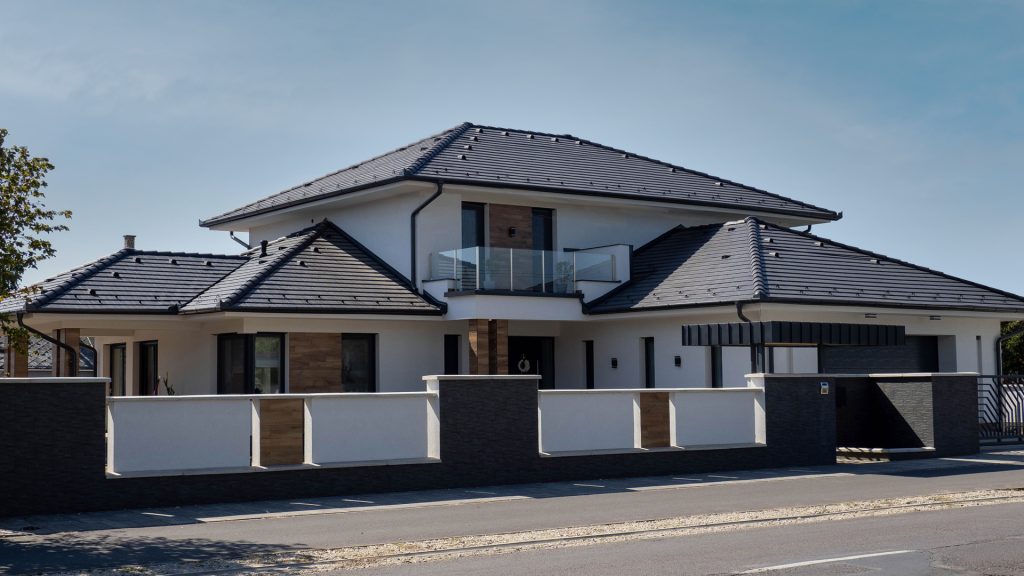 Zenit Moon fényes tetőcserép modern házon