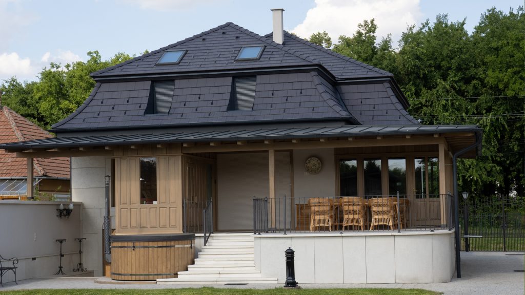 Zenit Moon tetőcserép manzárdtetőn Zenit Moon tetőcserép manzárdtetőn