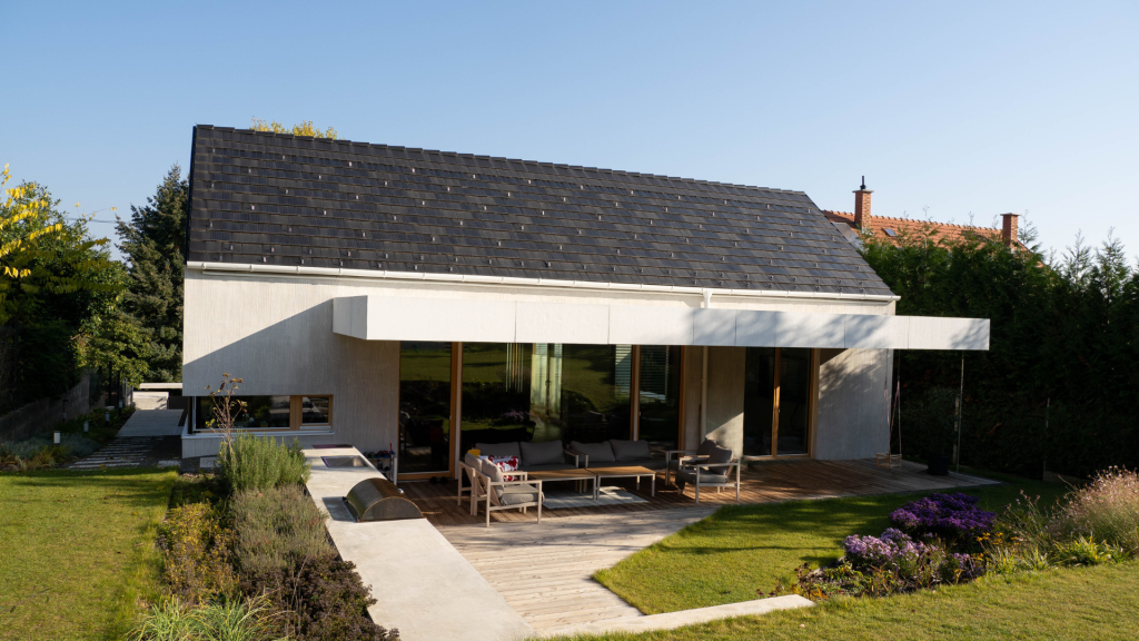 Terrán Generon Dark napelemes tetőcserép klasszikus családi házon. Terrán Generon Dark napelemes tetőcserép klasszikus családi házon.