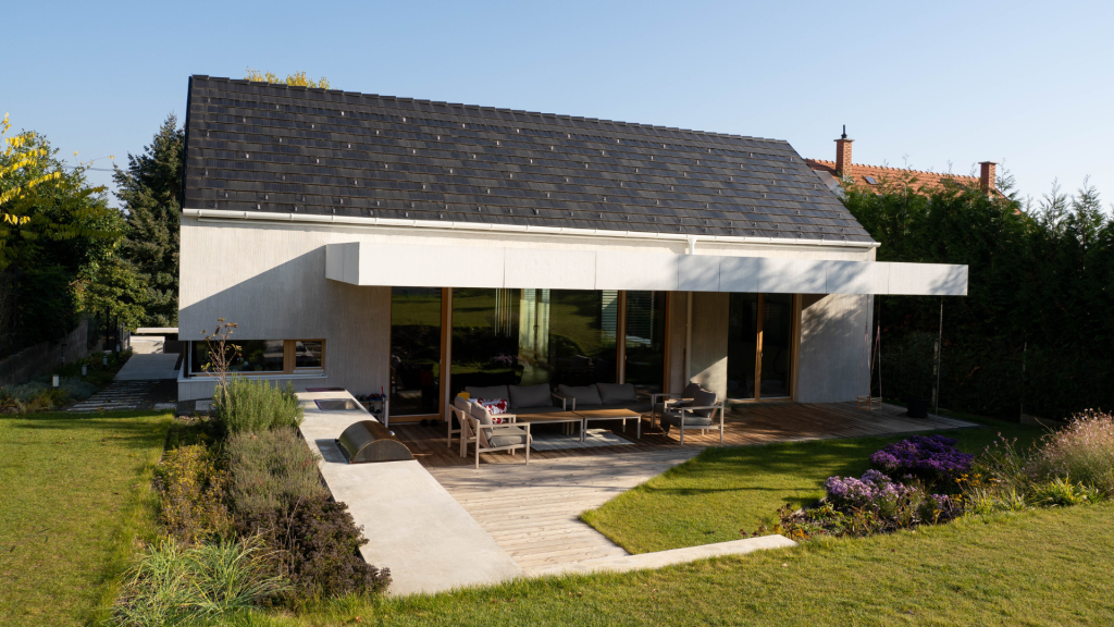 Generon napelemes tetőcserép letisztult családi házon Generon napelemes tetőcserép letisztult családi házon