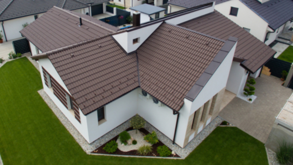 Terrán Synus sötétbarna modern családi házon. Terrán Synus sötétbarna modern családi házon.