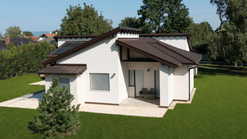 Mocca színű Synus tetőcserép színben harmonizáló ereszcsatorna-rendszerrel